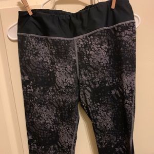 Bundle of 2 women’s medium Under Armour capris